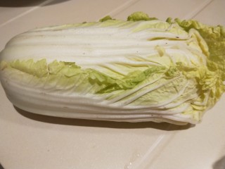 2、白菜豆腐汤,娃娃菜一颗。