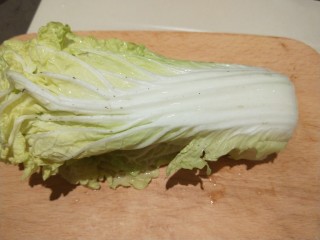 6、白菜豆腐汤,白菜切掉根部。