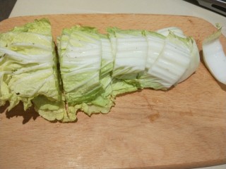 7、白菜豆腐汤,白菜切成大块。