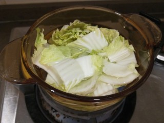 8、白菜豆腐汤,放入锅中？