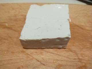 9、白菜豆腐汤,豆腐切成小块。