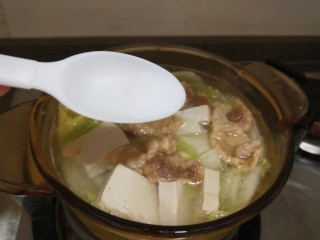 13、白菜豆腐汤,加入适量盐。