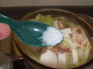 14、白菜豆腐汤,加入味精。