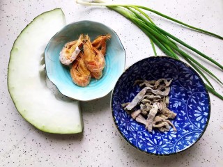 1、三鲜汤,首先我们准备好所有食材