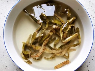 2、三鲜汤,笋干需提前浸泡