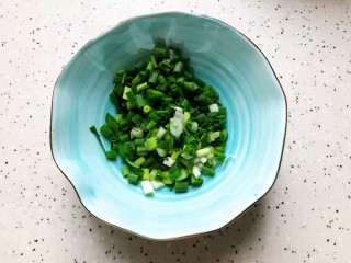 3、三鲜汤,小葱洗净之后切碎