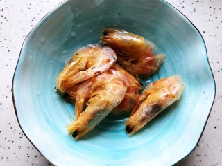 4、三鲜汤,虾干冲洗一下，剪掉虾须虾枪