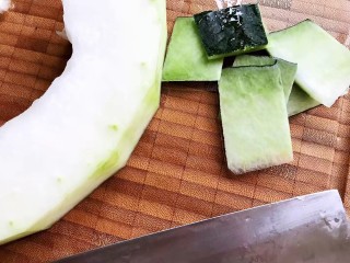 5、三鲜汤,冬瓜洗净，去皮不要