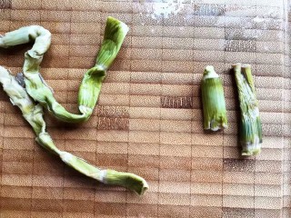 7、三鲜汤,笋干浸泡至软之后，剪去尾部老的一部分不要