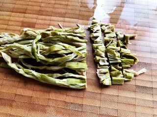 10、三鲜汤,挤干水分，切碎（如图所示）