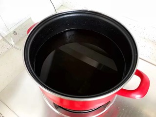 12、三鲜汤,汤锅入适量清水