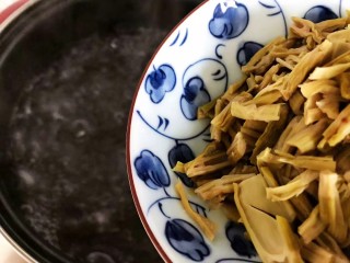 13、三鲜汤,大火烧开水之后放入笋干丁