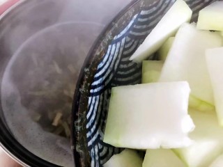 15、三鲜汤,加入冬瓜