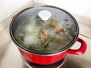 18、三鲜汤,盖上锅盖，转小火继续煮5.6分钟