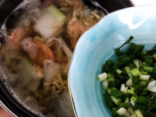 21、三鲜汤,加入小葱，搅拌均匀即可