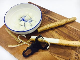 4、乌鸡汤,山药洗干净刮皮，切成滚刀块，泡在水里。