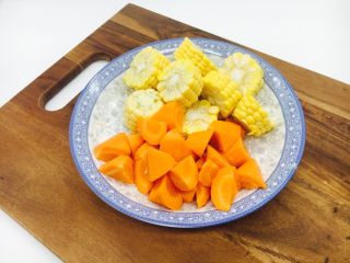 5、乌鸡汤,玉米切段，胡萝卜切滚刀块备用。
