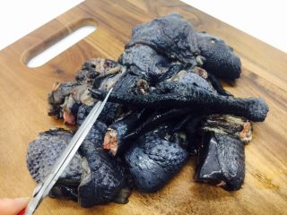 7、乌鸡汤,乌鸡切成块后剪去爪子的趾甲