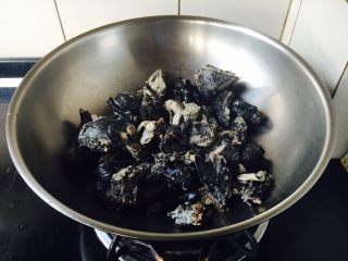 12、乌鸡汤,把焯好水的乌鸡鸡块放在锅里