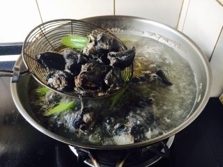10、乌鸡汤,煮约5分钟后，撇去浮末，捞出乌鸡鸡块。