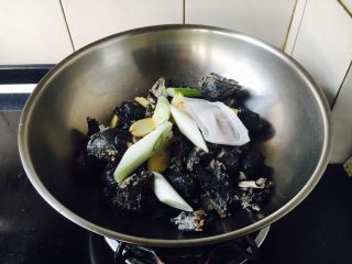 13、乌鸡汤,放入葱姜和料包