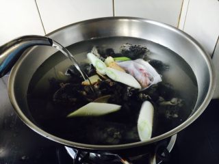 14、乌鸡汤,倒入适量的开水