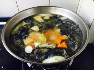16、乌鸡汤,放入胡萝卜和山药，煮约10分钟。