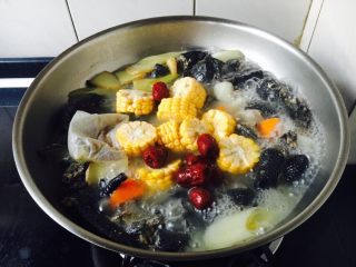 17、乌鸡汤,最后再放入玉米和大枣，煮约10分钟。