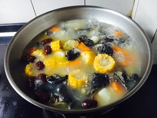 18、乌鸡汤,一锅大枣山药乌鸡汤煮好了