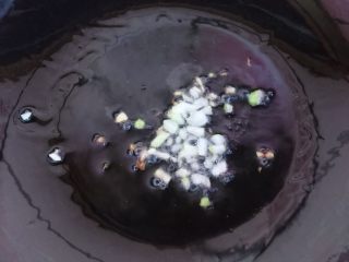 7、肉末蛋羹,蒸鸡蛋羹的时候开始炒肉末，锅里放入油，放入葱花炝锅