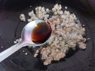 9、肉末蛋羹,加一勺生抽调味，别的调味料不用加了，因为调肉馅的时候已经放好了调味料