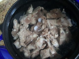 5、清炖枸杞羊肉汤,5.锅中加水，水没过羊骨即可。