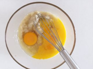 3、香蕉蓝莓松饼,把鸡蛋打入