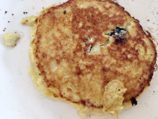 9、香蕉蓝莓松饼,煎至两面呈金黄色