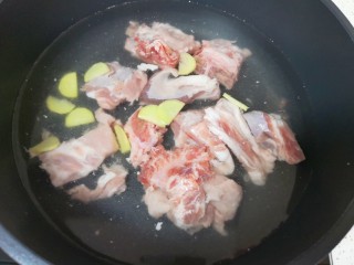 1、胡萝卜玉米排骨汤,排骨洗干净，凉水入锅，加入料酒和生姜片。