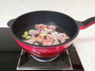 2、胡萝卜玉米排骨汤,烧开焯水。