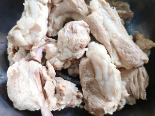 3、胡萝卜玉米排骨汤,焯过水的排骨冲洗干净。