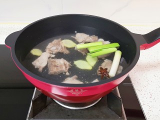 5、胡萝卜玉米排骨汤,大火烧开。