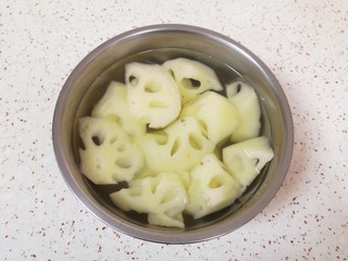 10、胡萝卜玉米排骨汤,用凉水泡上备用。