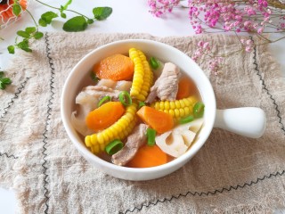 16、胡萝卜玉米排骨汤,盛出，根据自己的口味撒上葱花。