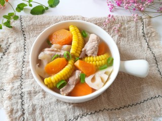 17、胡萝卜玉米排骨汤,排骨特别烂。