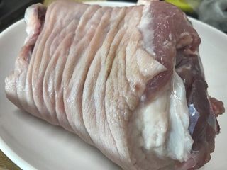 2、秘制酱肘子,肘子洗干净后,用镊子夹去皮上不干净的毛,冲洗下,待用;我比较喜欢用镊子夹去肉皮上的毛,不喜欢用喷枪喷,懒MM就让卖肉的摊主帮你解决好!