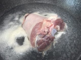 3、秘制酱肘子,锅里煮水,肘子冷水下锅,加点料酒煮3分钟,然后翻面再煮3分钟;捞起来,冲一下冷水,锅里水倒掉;