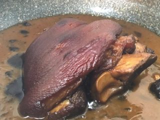 11、秘制酱肘子,炖好的肘子是不是超级诱惑!你可以立马来两碗白米饭,也可以跟我一样让肘子在汤汁里面泡上三俩小时,这样会更入味哦~