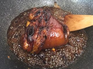 9、秘制酱肘子,待肘子两面都上色后,就加入刚刚烧好的开水,要开水哈,没过肘子。