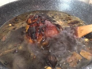 10、秘制酱肘子,加入开水后,就小火焖煮1.5个小时就可以了,我不喜欢超级软烂的口感,因为觉得会腻,我喜欢稍微有点嚼感哒~但1.5小时完全足够,已经很软了!