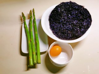 1、芦笋紫菜汤,食材准备好