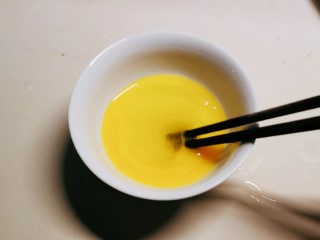 2、芦笋紫菜汤,鸡蛋敲入碗中 打散备用