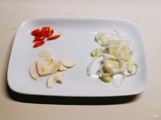 3、芦笋紫菜汤,葱切片 蒜切片 红尖椒切圈