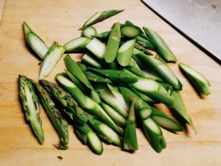 4、芦笋紫菜汤,芦笋切段